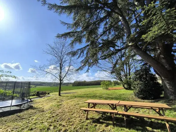 Grand jardin de 3600m2 avec trampoline, terrain de pétanque, tables de pique-nique, aire de jeux pour enfants