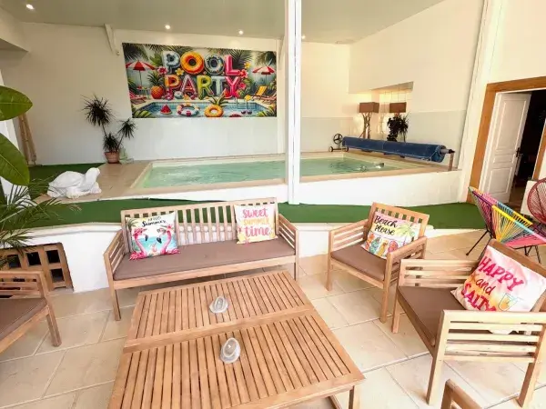 Salon dans l'espace piscine