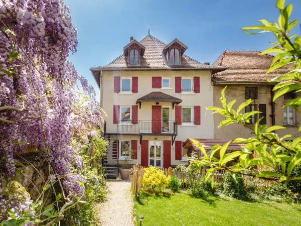 ENTREE DU GITE PAR LE JARDIN