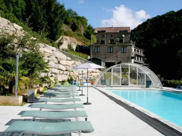 Vue de la piscine - ardèche