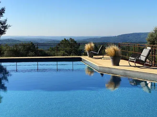 piscine panoramique de 25m au-dessus de la Dordogne