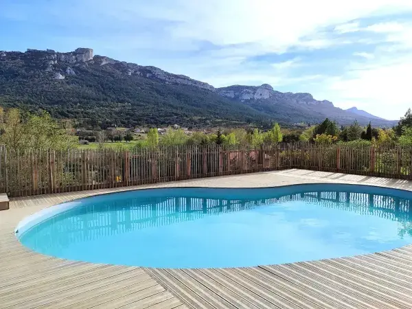 Piscine des gites les Casots avec vue sur le château de Peyrepertuse