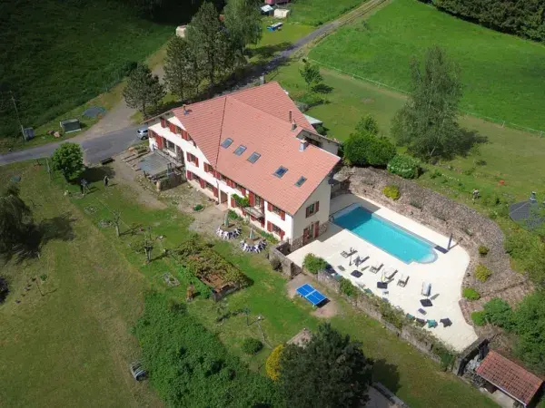Gîte vue du ciel avec entouré par la forêt