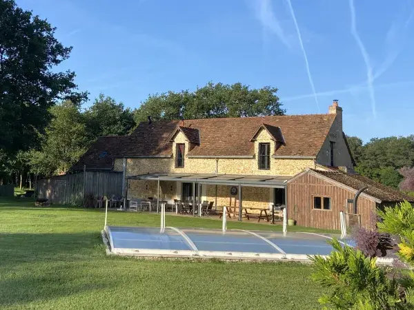 Le grand gite avec piscine, terrasse ombragée, barbecue et espace vert