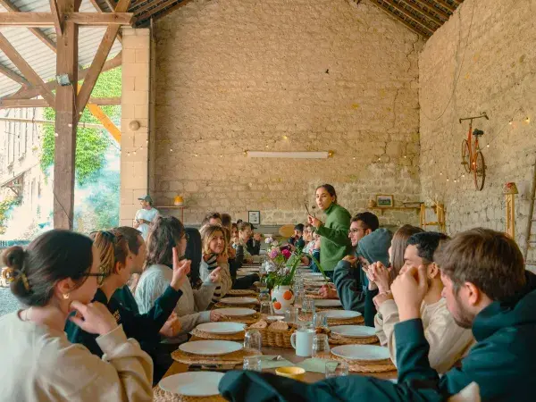 Repas sous la grange en été