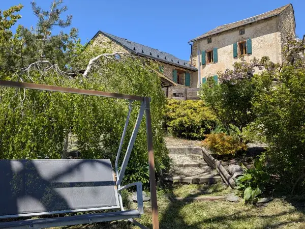 La Ferme des Astres vue depuis le jardin l'été
