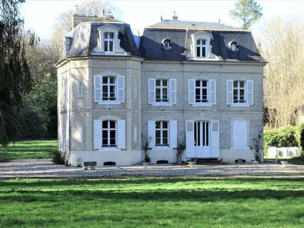 facade - chateau de mons boubert