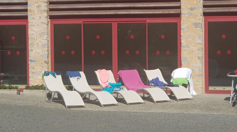 Terasse devant la piscine
