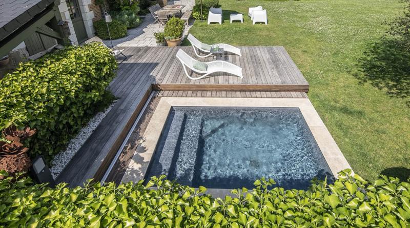 Mini piscine avec terrasse en bois amovible et plage en bois