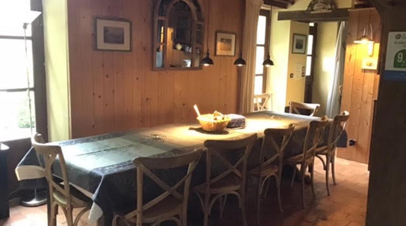 Grande table à manger avec chaises et banc