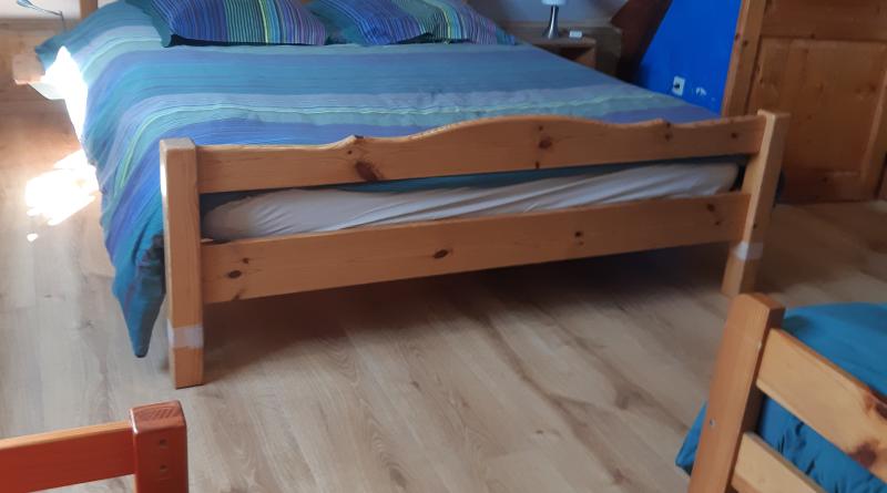 chambres avec 1 grand lit et un petit