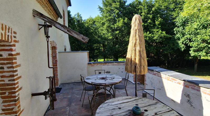 La terrasse avec vue sur la rivière et la nature