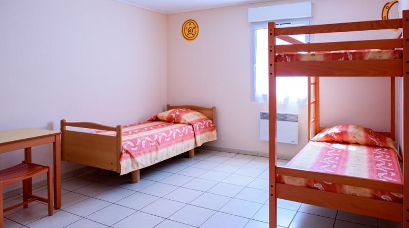 Chambre 2 gîte Lou Bastidou, avec lit médicalisé