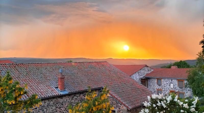 Coucher de soleil depuis l'une des chambres du gite