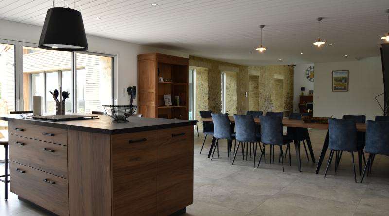 Séjour avec grande table pour 15 personnes