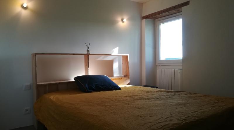 Au rdc vous disposez dune chambre avec lit double + penderie. Ainsi qu'une salle de bain avec douche italienne, wc, vasque, baignoire.