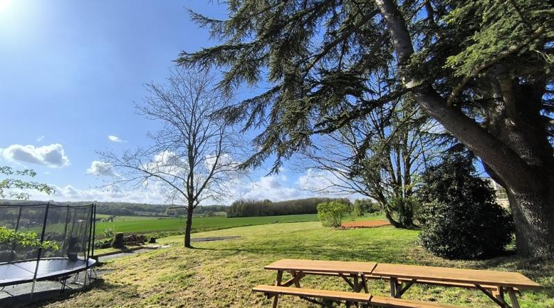 Grand jardin de 3600m2 avec trampoline, terrain de pétanque, tables de pique-nique, aire de jeux pour enfants