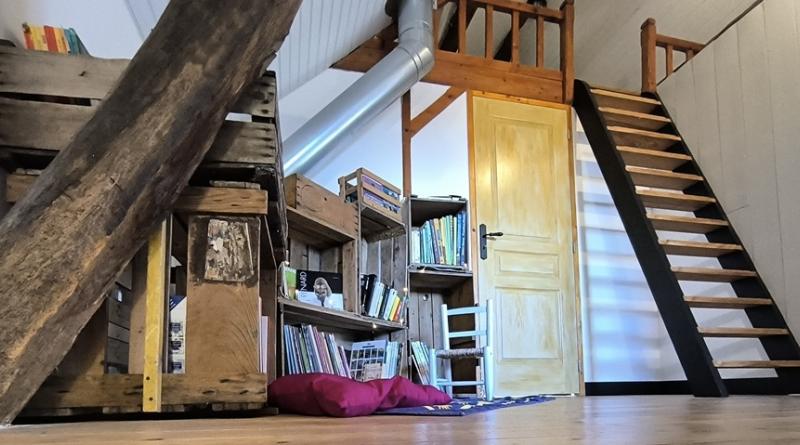 A l'étage un coin bibliothèque satisfera petits et grands pour vos lectures du soir ou pendant un temps calme dans un hamac.