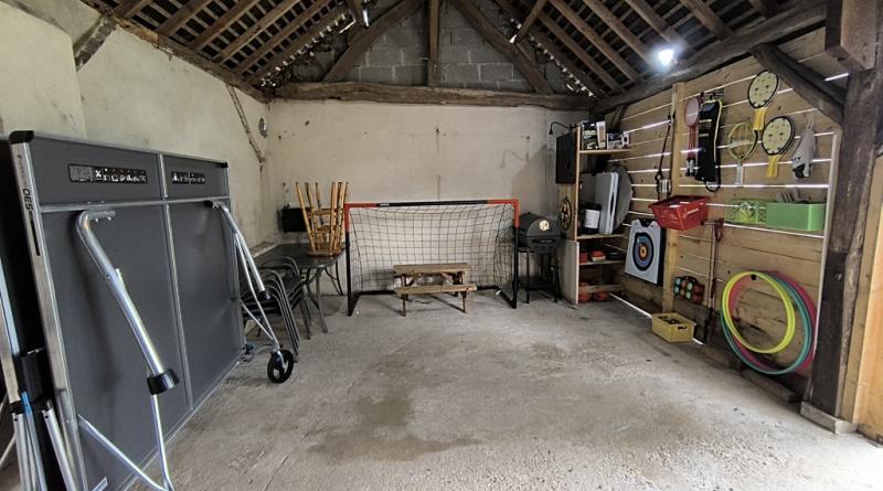Une remise face à la maison accueil les nombreux jeux extérieurs mis à disposition : table de ping-pong, soft archery, filet de badminton/volley, ballons, cages de foot, molky, kubb, palet breton, fléchettes. Cet espace permet également de mettre vos 2 roues à l'abris.