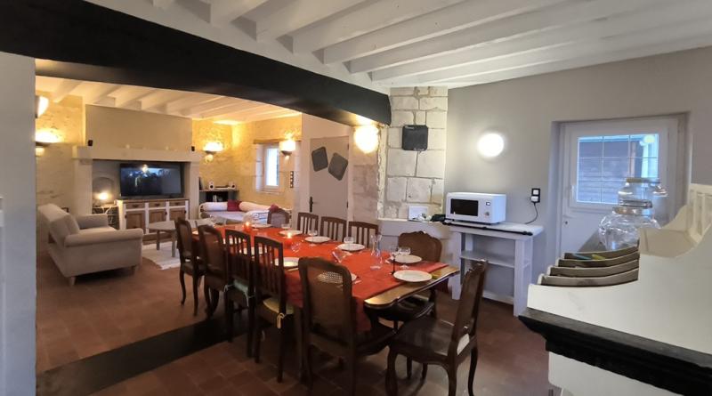 Côté salle à manger, vous disposez d'une grande table de 3m large pour vous permettre de poser vos plats. Vous avez à disposition toute la vaisselle nécessaire pour 15 personnes, four micro-ondes combiné, lave vaisselle, 2 frigos, vaisselier.