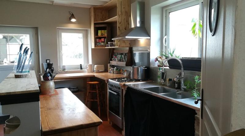 La cuisine offre de nombreux , pour vos provisions avec également un cellier. Evier inox double vasque double égouttoir, nombreux équipement électriques et ustensiles de cuisine.
