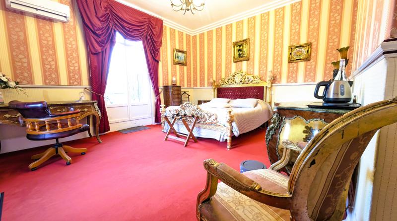 Chambr Rubis avec terrasse et balcon 1er étage du château