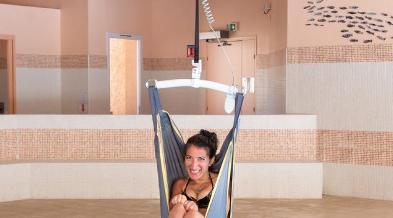 Piscine intérieure chauffée avec rail de transfert