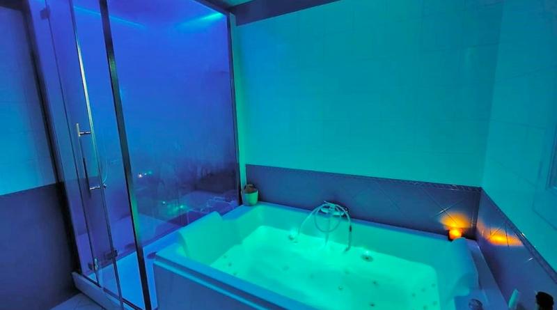 salle de bain avec baignoire balnéo pour deux