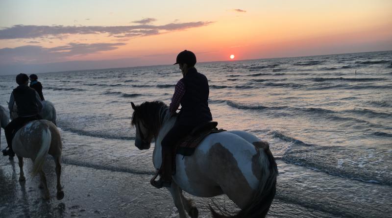 Couché de soleil sur la plage en accès direct depuis le gite