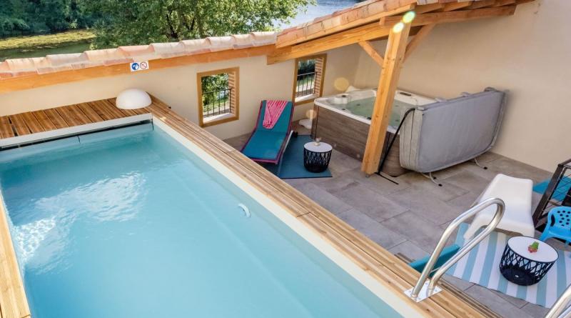 LA PISCINE ET LE SPA - VUE SUR LE TARN