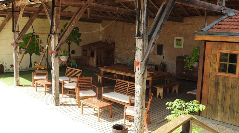 Préau avec coin enfant & cuisine d'été