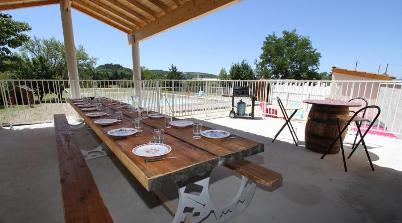 Une grande terrasse couverte pour les repas en plein air