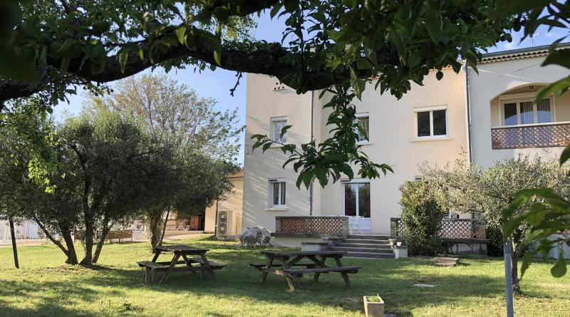 jardin ombragé pour se relaxer loin du soleil estival 