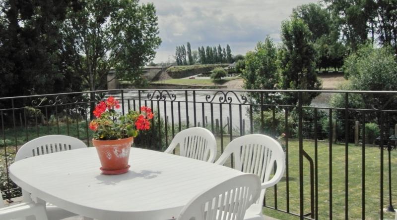 Terrasse avec vue sur la rivière :  La Vienne