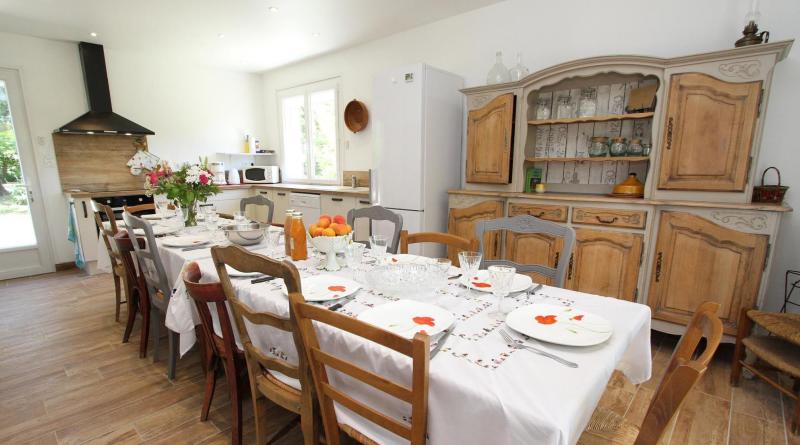 Une grande cuisine salle à manger