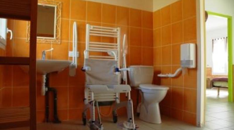 Salle de bains (avec fauteuil PMR si besoin)