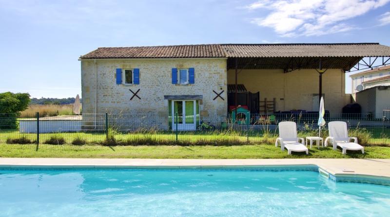 La Grange, aire de jeux, piscine
