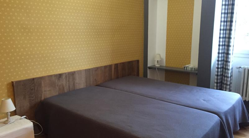 chambre avec 2 lits de  90 et salle d'eau (douche et lavabo)