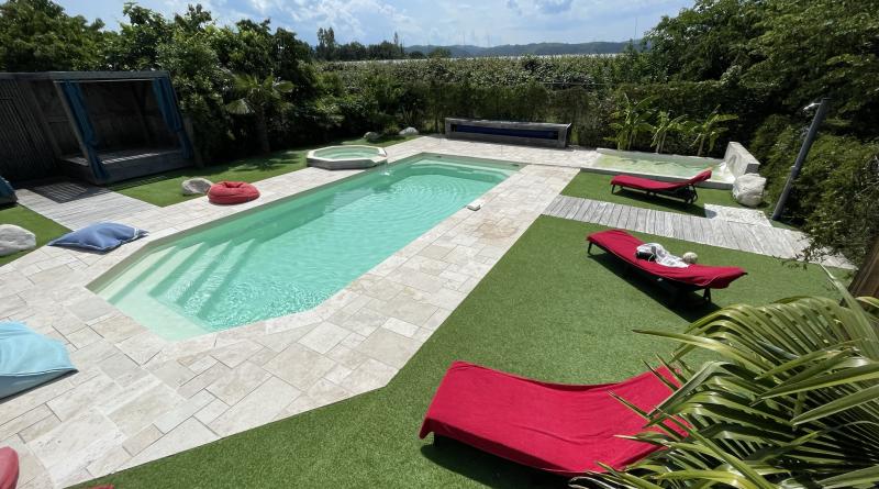espace piscine et pataugeoire pour détente et jeux