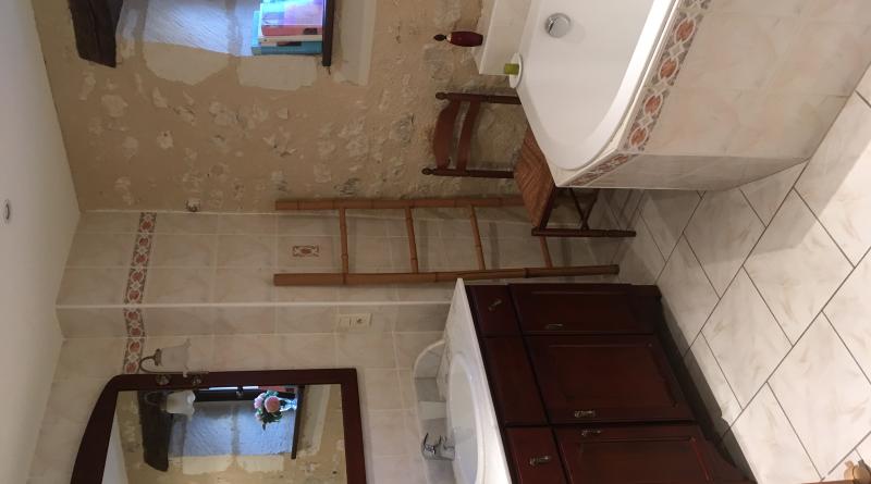 Salle de bain avec une baignoire