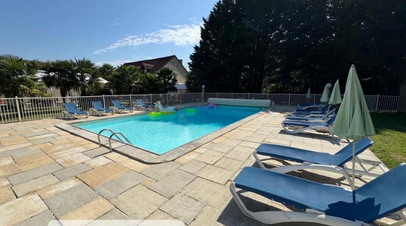 Piscine avec transats