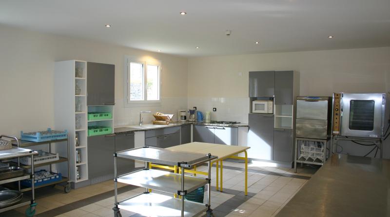 cuisine équipée de 40m2 , electromenagers et vaisselles