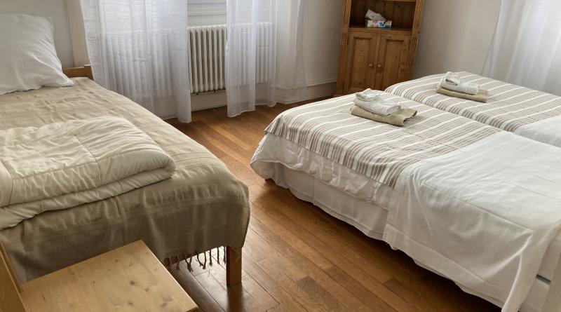 chambre avec 3 lits de 90 et salle d'eau (douche et lavabo)