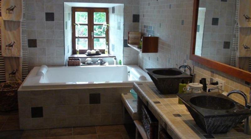 Salle de bain. Baignoire Double. Triple vasques. Douche Italienne.