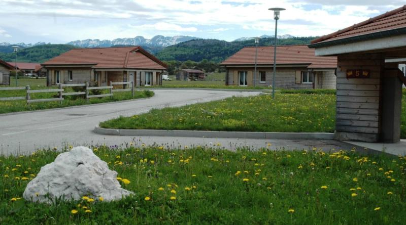 Vue de 2 chalets sur les 5