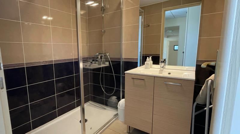 2 salles de douche identiques 