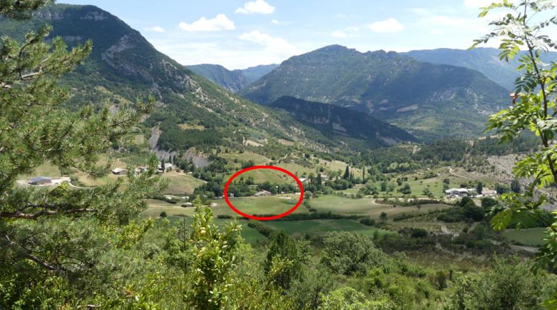 La Piarra dans sons écrin de verdure