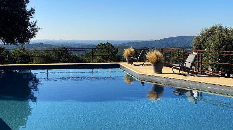 piscine panoramique de 25m au-dessus de la Dordogne