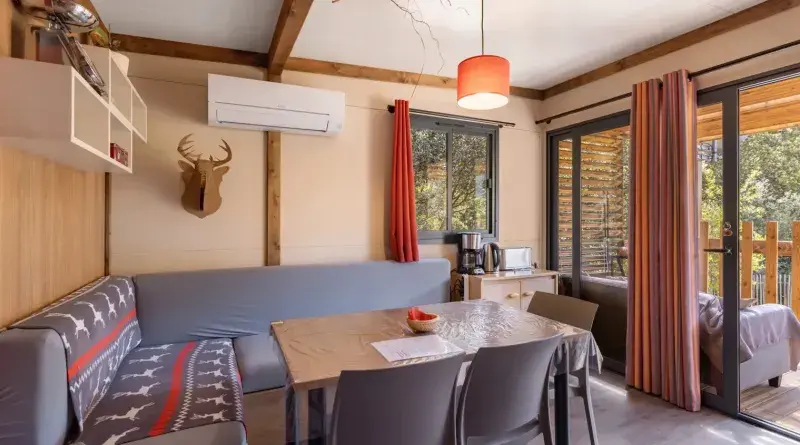 Coin repas et salon Chalet Canada
