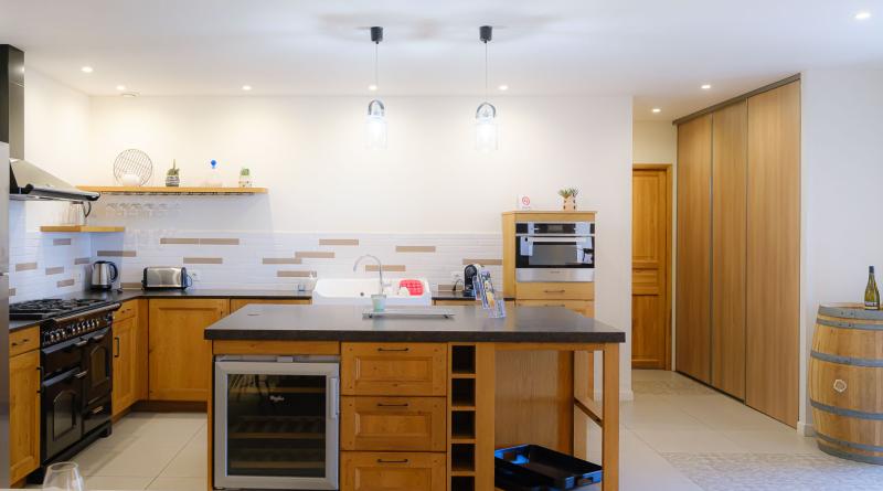 Cuisine équipée dans salle de réception